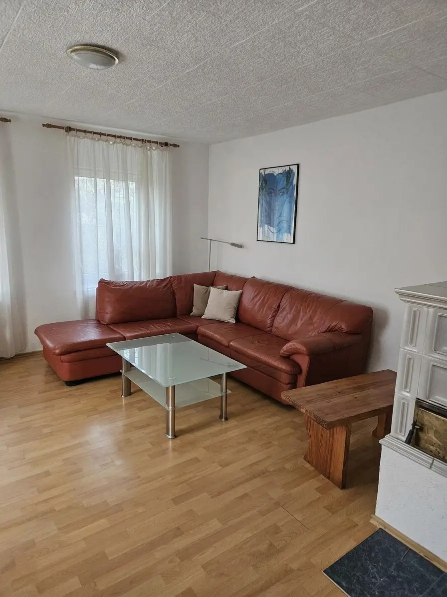 Wohnzimmer ( aufgeräumt mit KI Unterstützung)