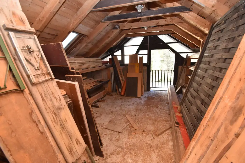 Wohnhaus mit SANIERUNGSBEDARF