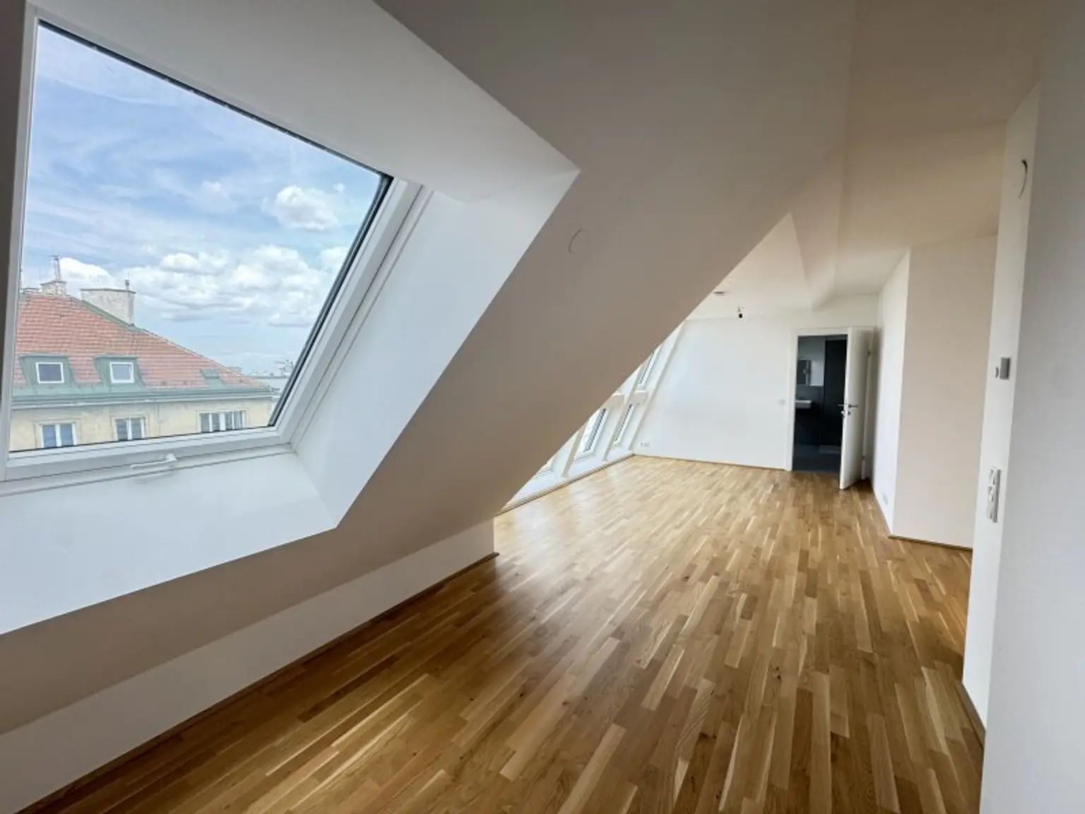 Charmante Dachgeschoßwohnung mit Terrasse – Ab sofort verfügbar!