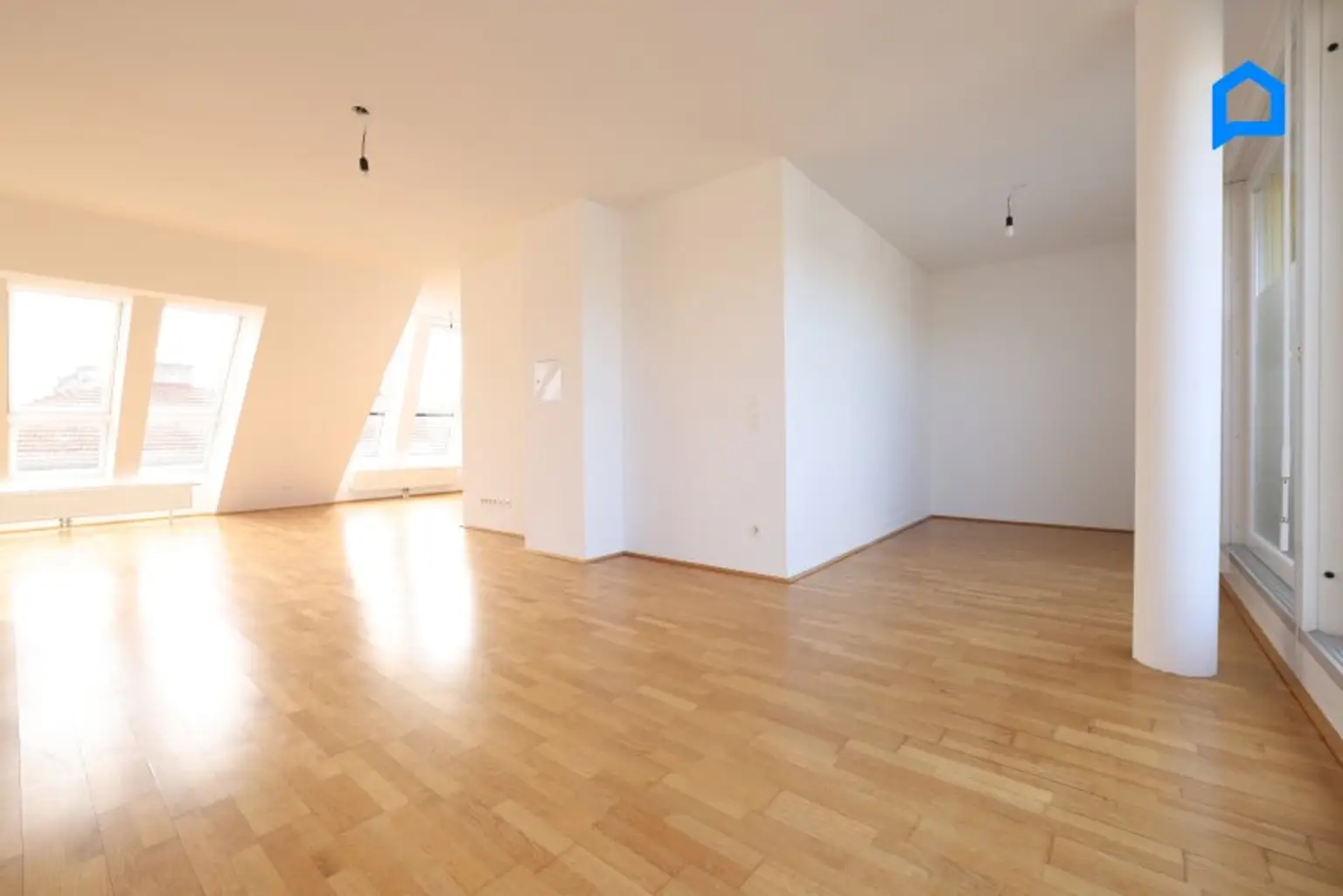 Großartige Dachgeschosswohnung mit 146 m² plus 21 m² Dachterrasse plus 8 m² Balkon, 4 Zimmer, KLIMA, großer Vorraum, Tiefgaragenplatz optional !