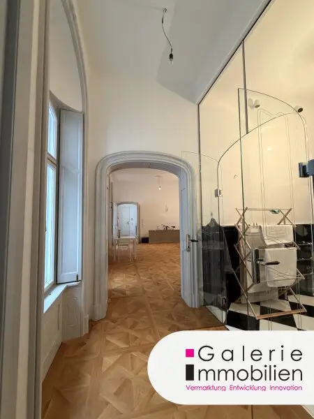 Badezimmer und Blick in den Wohnsalon