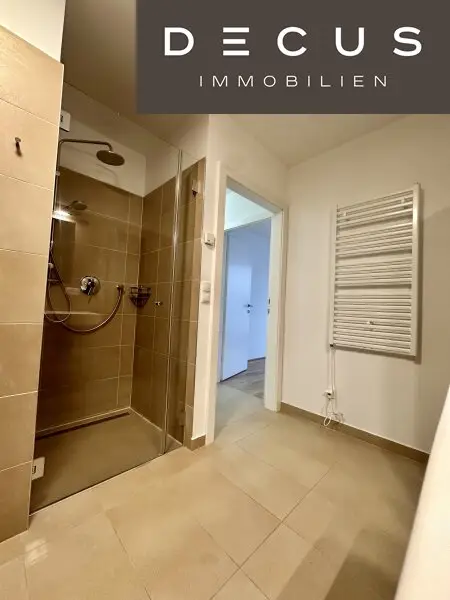 SONNENUNTERGANG UND URLAUBSGEFÜHL MITTEN IN DER STADT