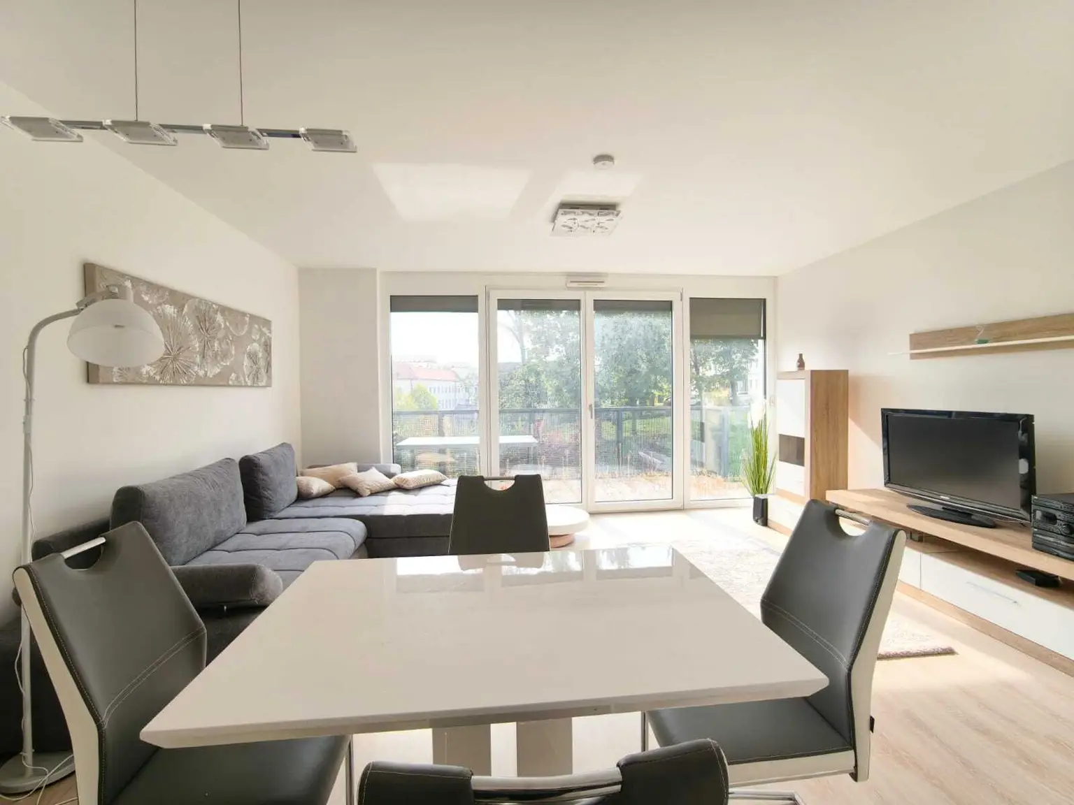Moderne 3 Zimmerwohnung inkl. Balkon + 2 Garagenplätze!