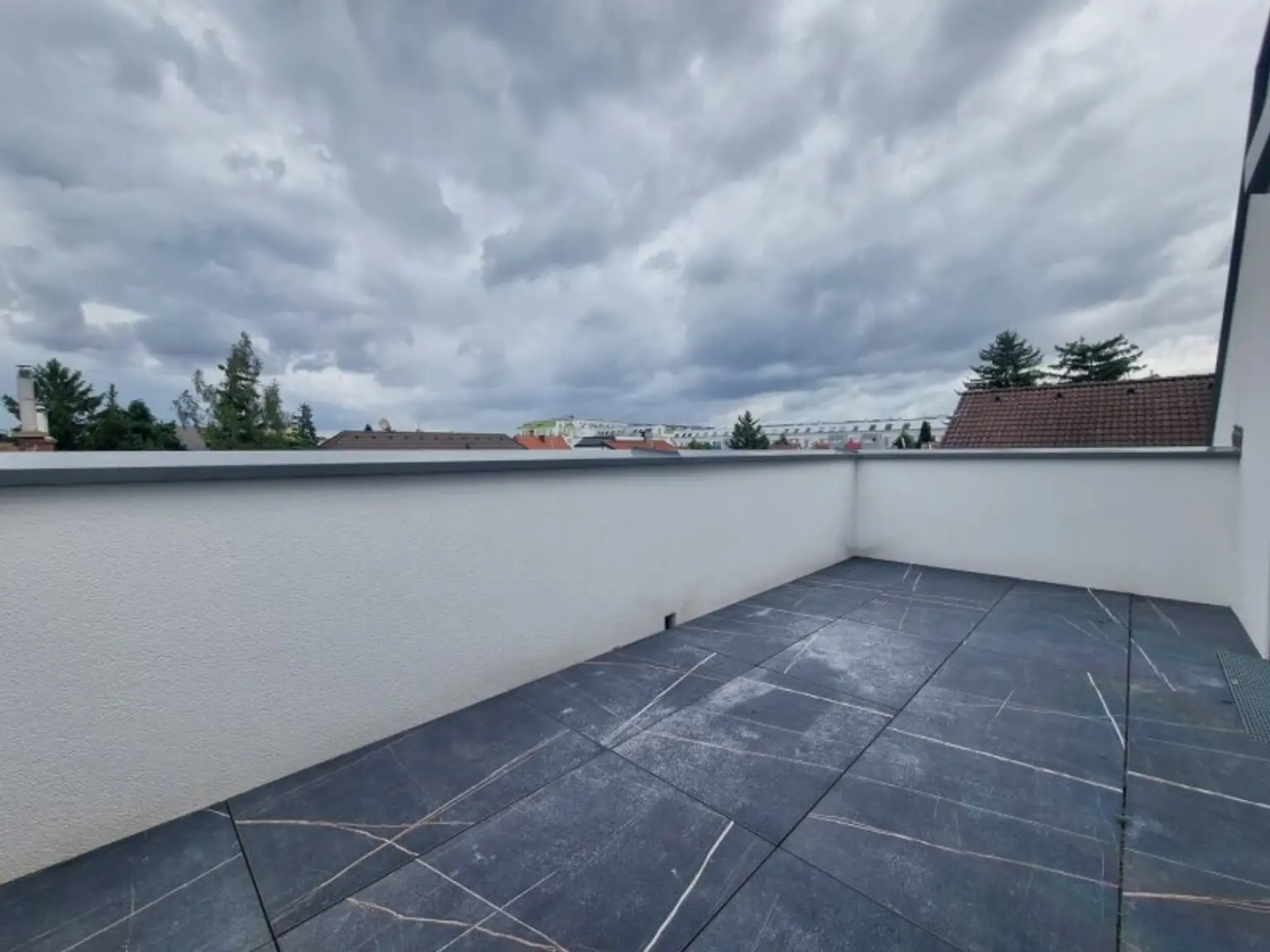 Modernes Eckreihenhaus in TOP-LAGE nahe U6: Erstbezug  mit Garten, Dachterrasse, 5 Zimmern, 2 Bädern – inkl. Küche & Stellplatz