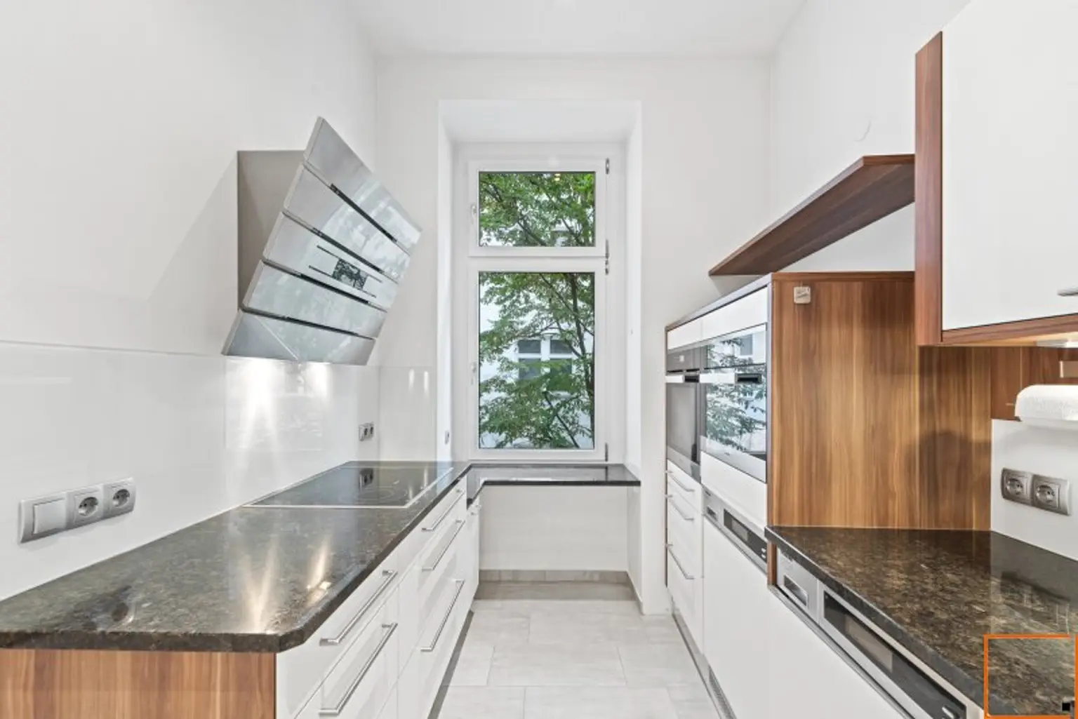 In Bestlage nahe Karmelitermarkt: Zentral begehbare Maisonette-Altbauwohnung in sehr gepflegtem Zustand und freiem Blick