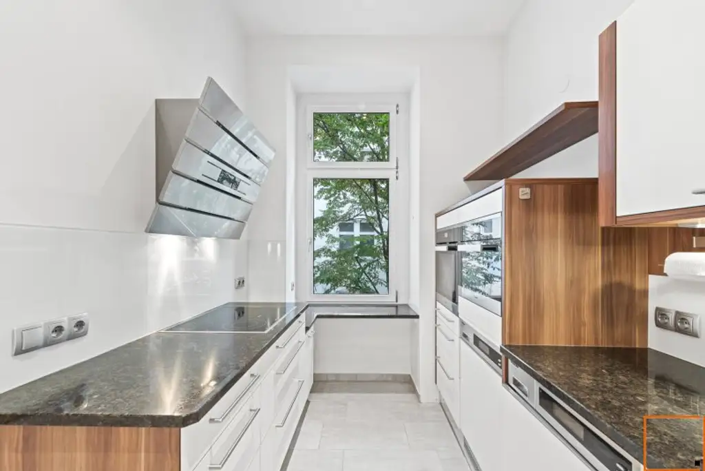 In Bestlage nahe Karmelitermarkt: Zentral begehbare Maisonette-Altbauwohnung in sehr gepflegtem Zustand und freiem Blick