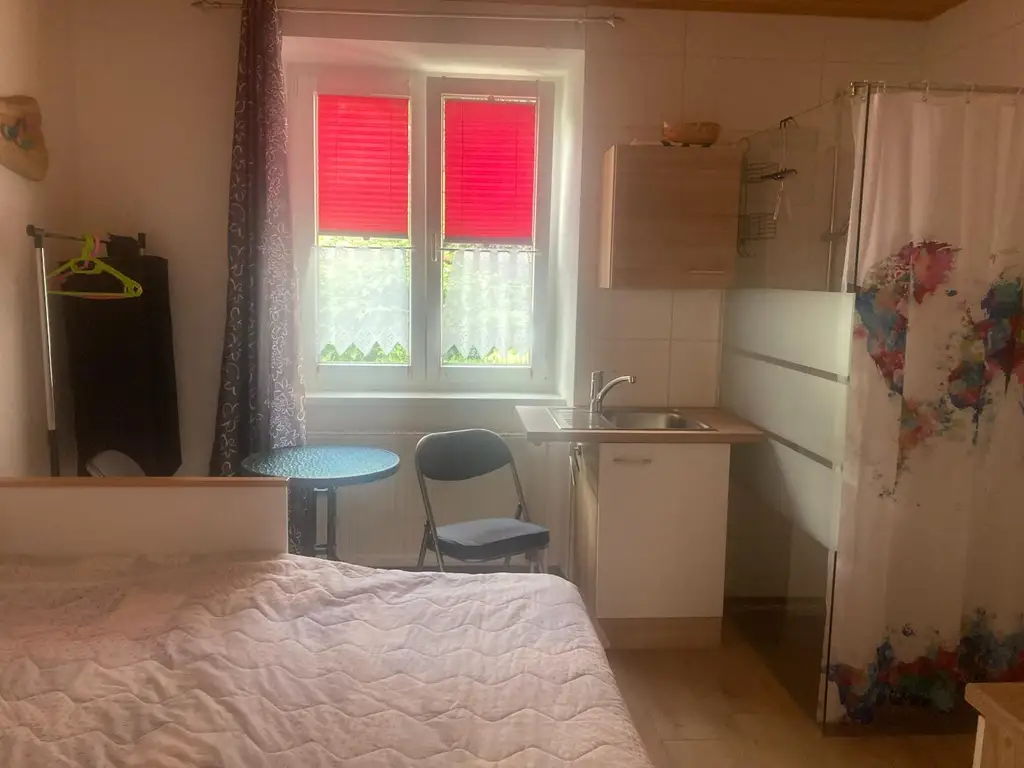 Zinshaus mit 3 Wohnungen, Garagen und Nebengebäude