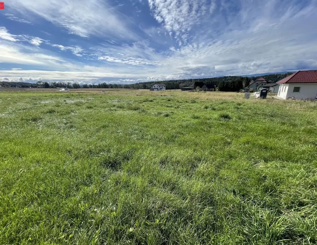 Sonniges Bauland in malerischer Landschaft