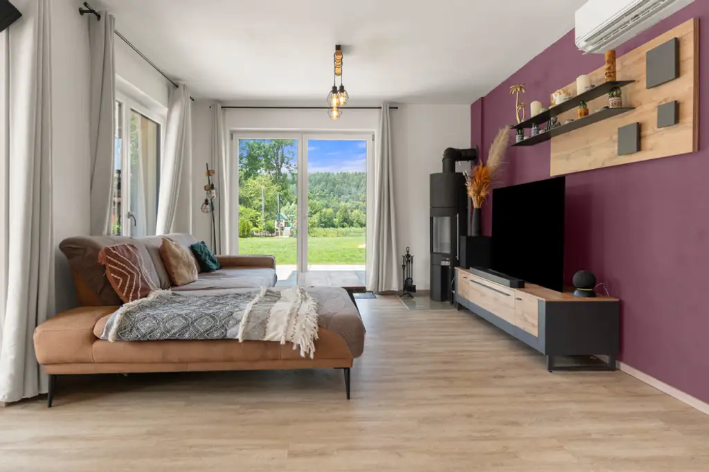 Wohnhaus mit Pool in ruhiger Lage