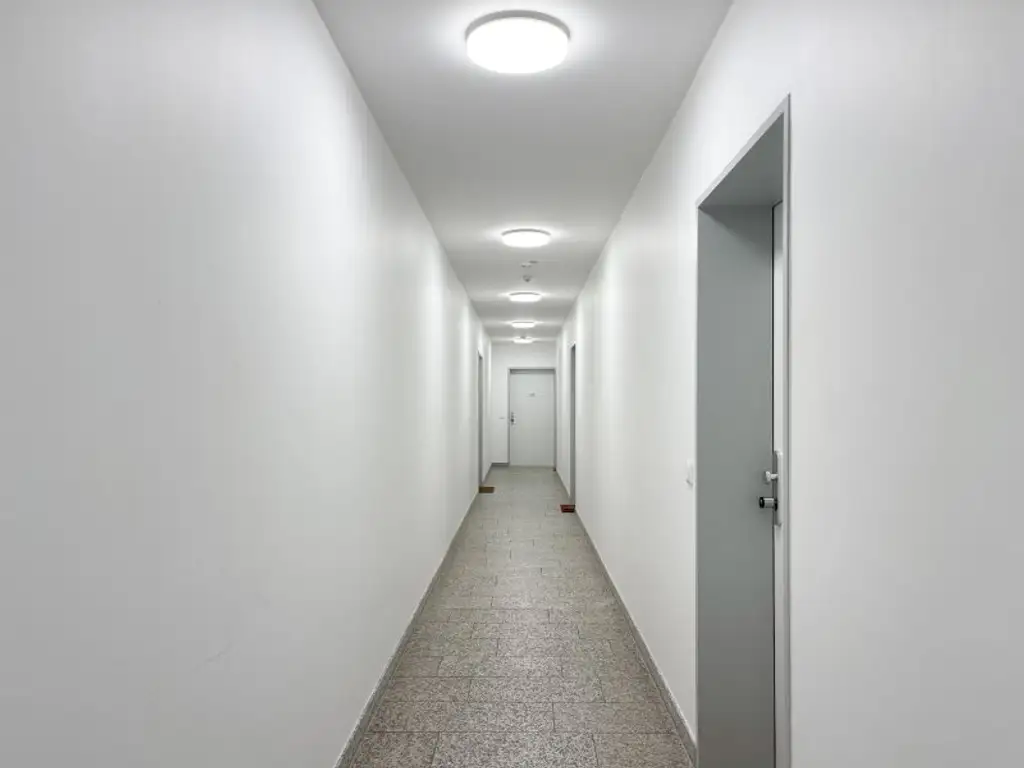 U3 Kendlerstraße: helle ruhige klimatisierte 2-Zimmer-Dachgeschosswohnung mit Loggia/Balkon