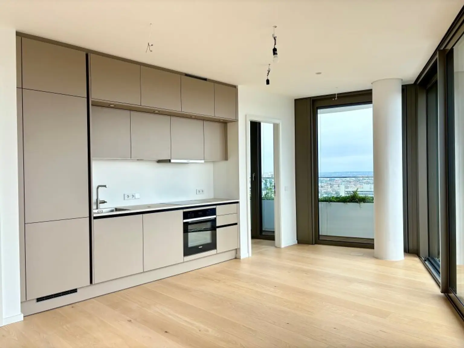 LUXURIÖSE 3-ZIMMER-WOHNUNG MIT 2 BÄDERN, GARAGENPLATZ UND ATEMBERAUBENDEM PANORAMABLICK