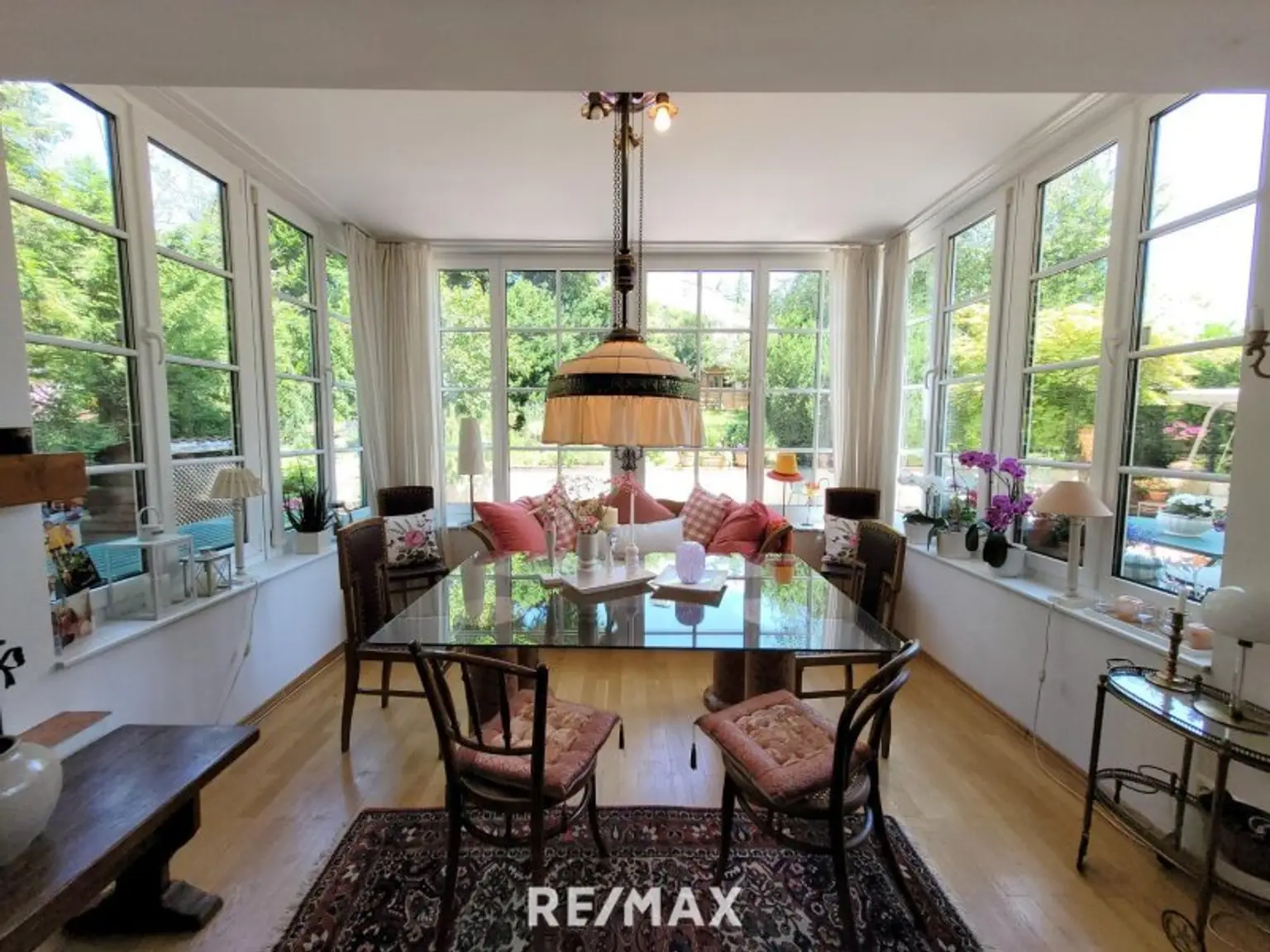 Elegante Villa im Landhausstil mit Riesengarage