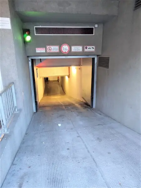 Tiefgarageneinfahrt