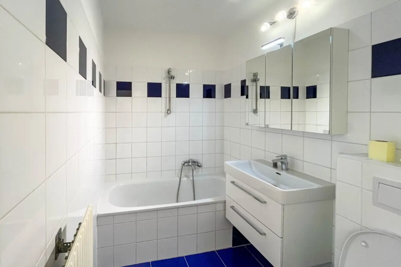 Badezimmer mit Wanne und WC