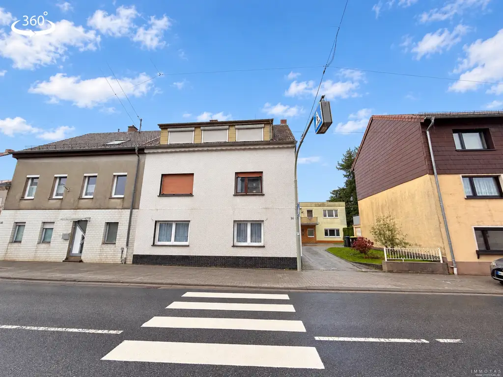 Dreifamilienhaus mit angebautem Einfamilienhaus - Garten und 2 Garagen