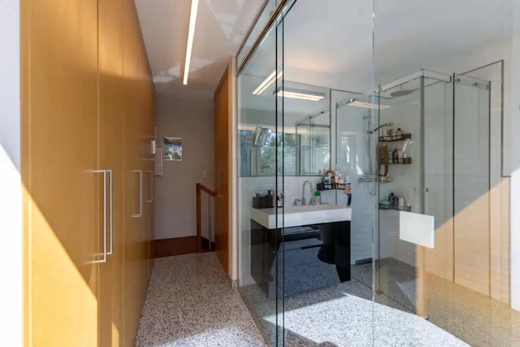 Exklusives Weinberg-Refugium: unverbaubarer Panoramablick in absoluter Ruhelage I hightech Pool I Dachterrasse mit Whirlpool I Erdwärme, Solarpaneele, Fußbodenheizung, Kühldecke