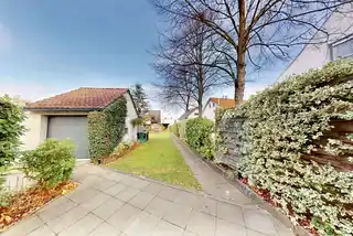 Terrasse mit Doppelgarage