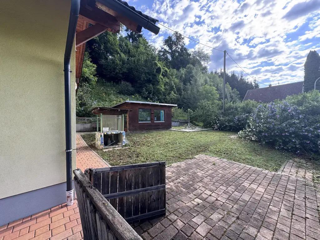 Zweifamilienhaus mit Nebengebäude und großzügigem Garten nahe Dreiländereck !