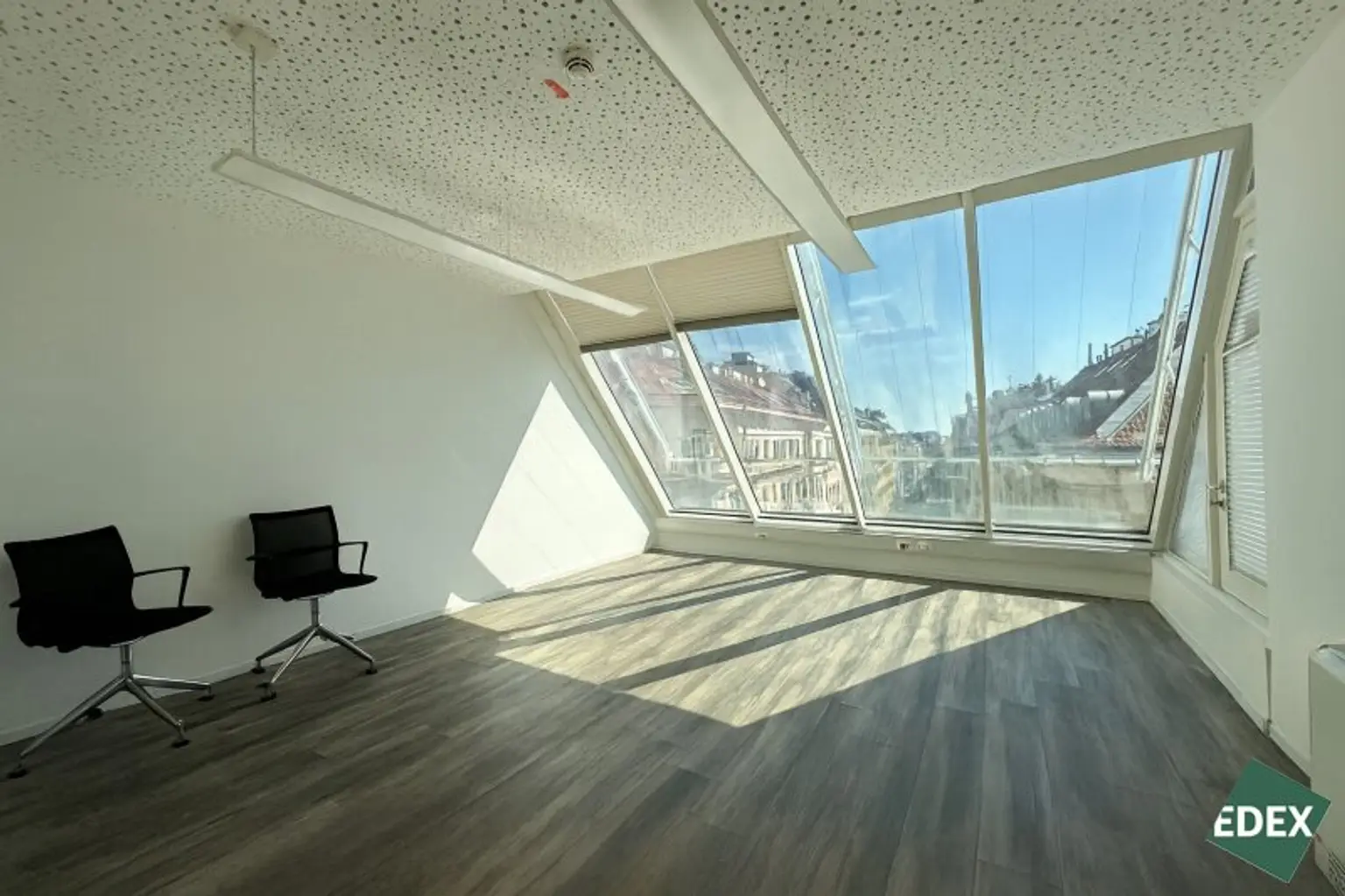 Attraktives Dachgeschoßbüro mit Terrassen im exklusiven Botschaftsviertel nahe Karlsplatz