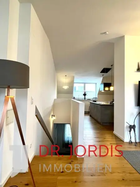 Maisonette- Dachgeschosswohnung mit Terrasse und Fernblick bis Schönbrunn, möbliert