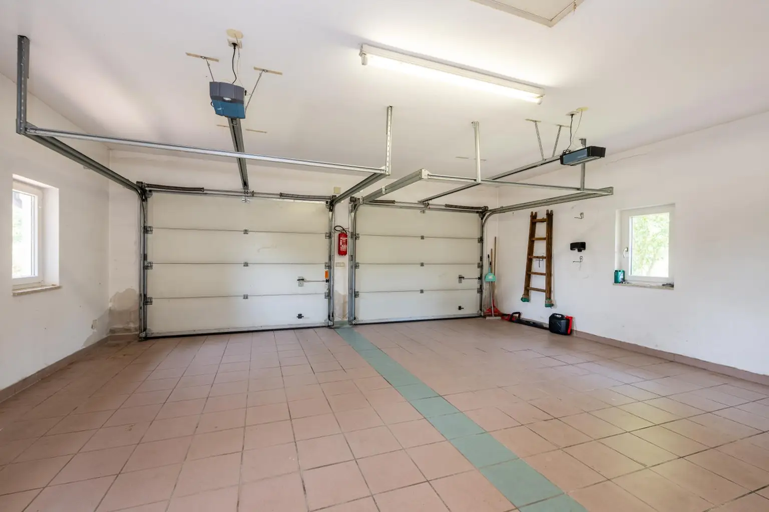 Garage mit 2 PKW Abstellplätzen
