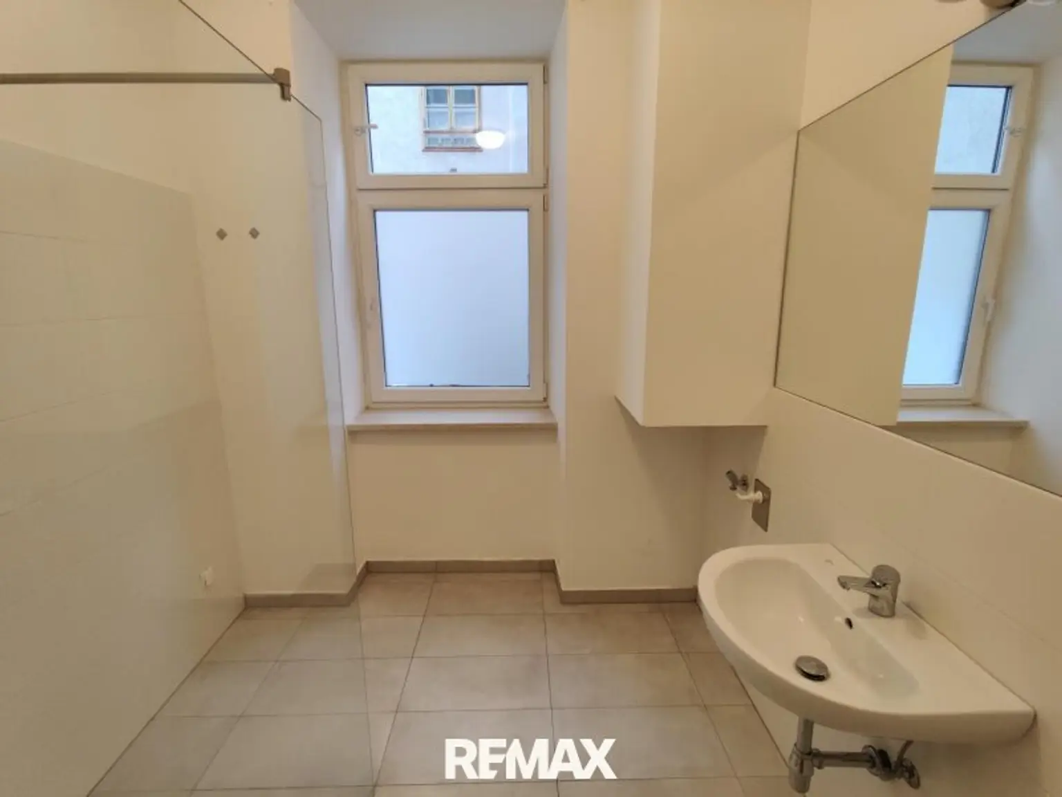Badezimmer mit Dusche EG