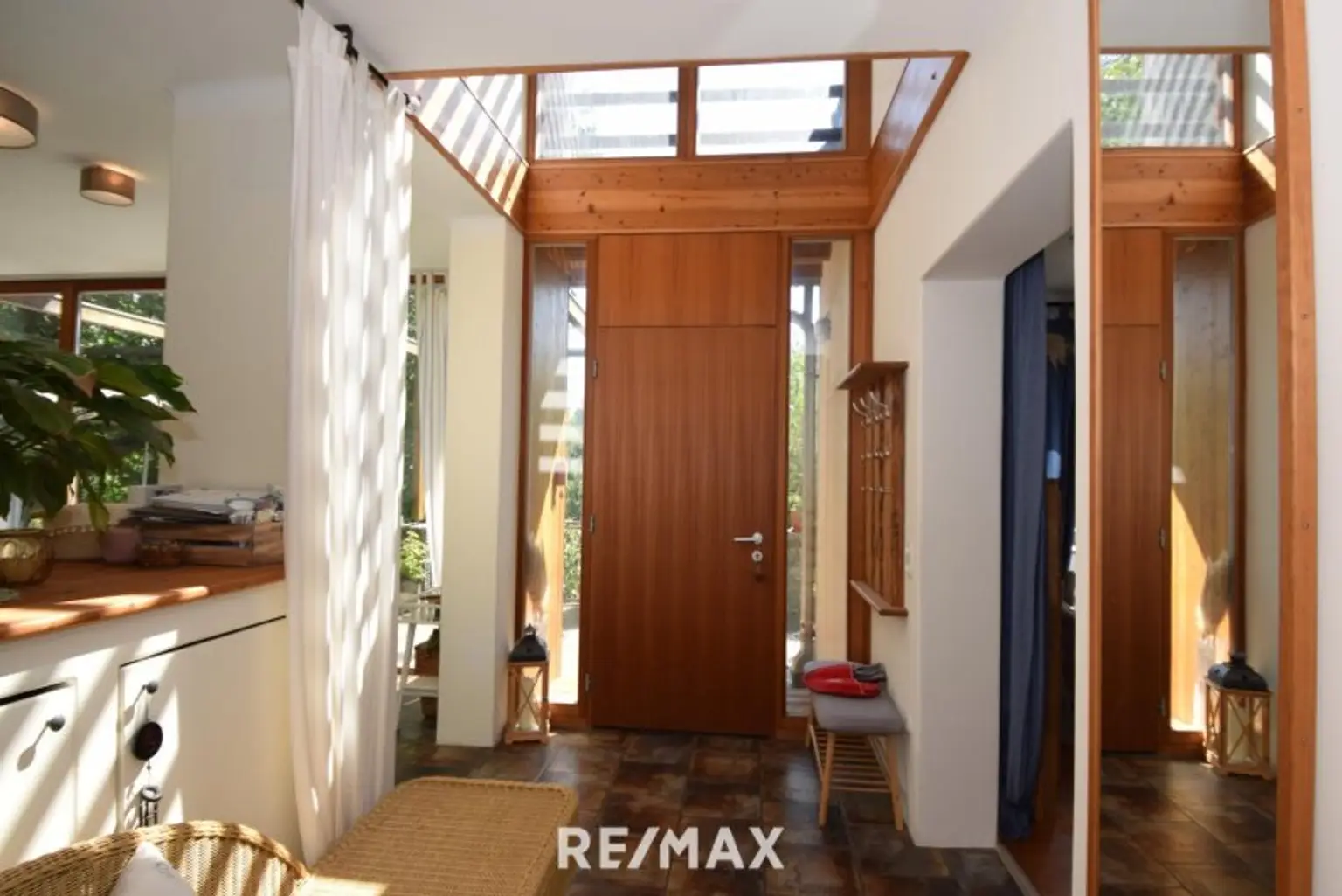 großzügiger, heller Eingangsbereich