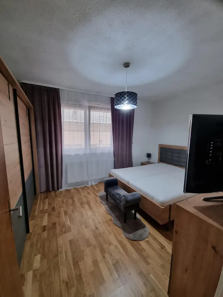 LIEBEVOLLER BUNGALOW MIT GEPFLEGTEM GARTEN IN TRAUMHAFTER RUHELAGE