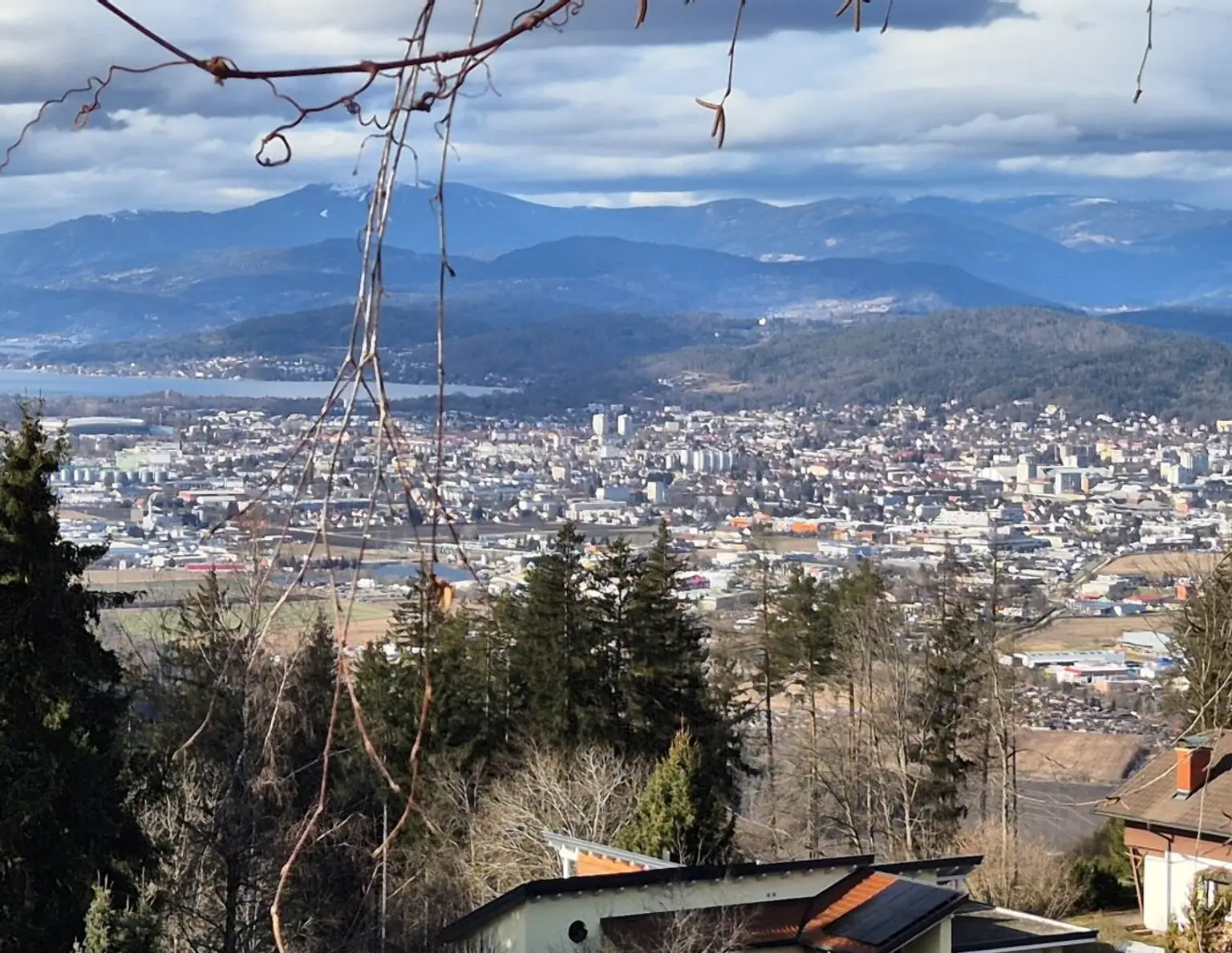 GRUNDSTÜCKS-JUWEL AM RADSBERG! HERRLICHER WEITBLICK ÜBER KLAGENFURT BIS PÖRTSCHACH AM WÖRTHERSEE!