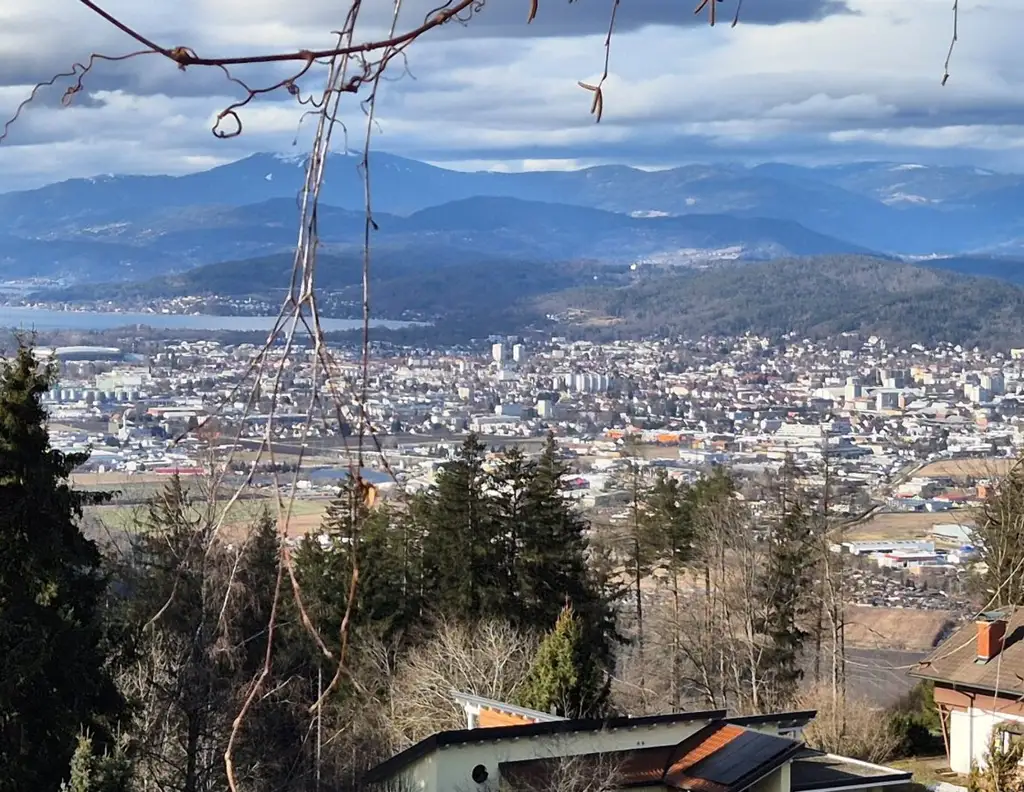 GRUNDSTÜCKS-JUWEL AM RADSBERG! HERRLICHER WEITBLICK ÜBER KLAGENFURT BIS PÖRTSCHACH AM WÖRTHERSEE!