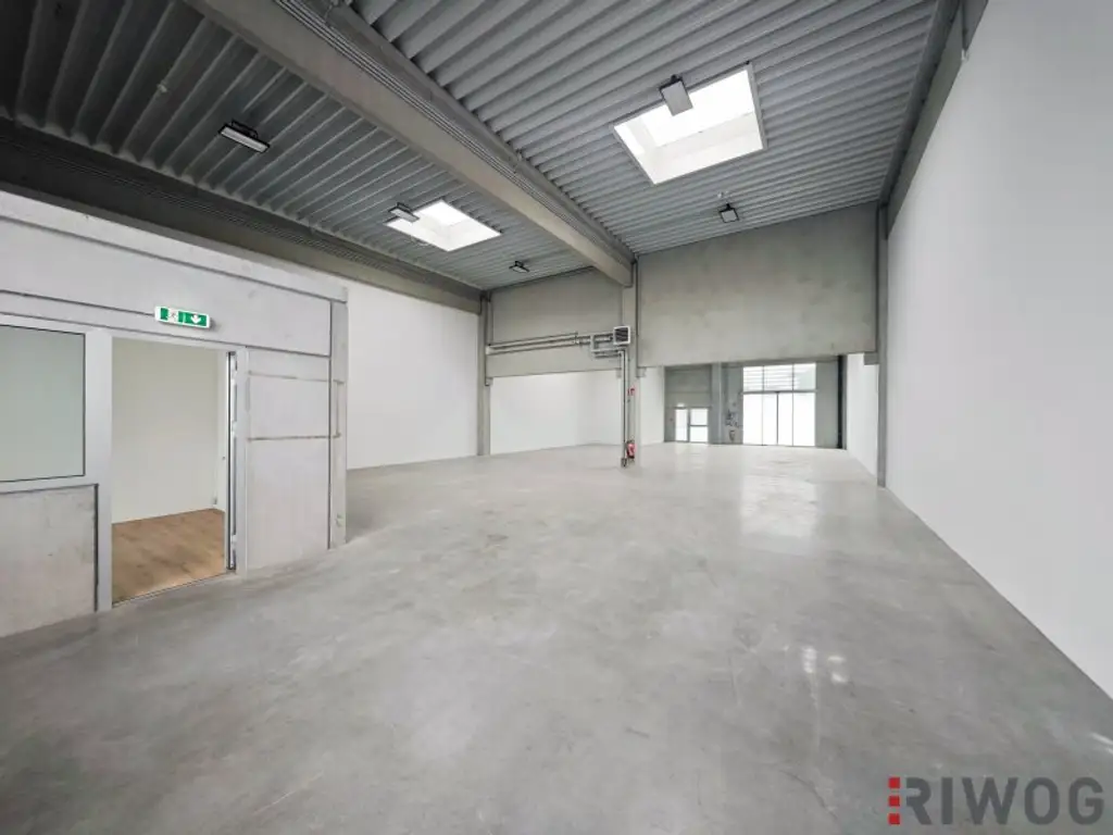 Beidseitig andienbare Lager- und Produktionshalle (ca. 286 m²) mit Büro- und Aufenthaltsräumen