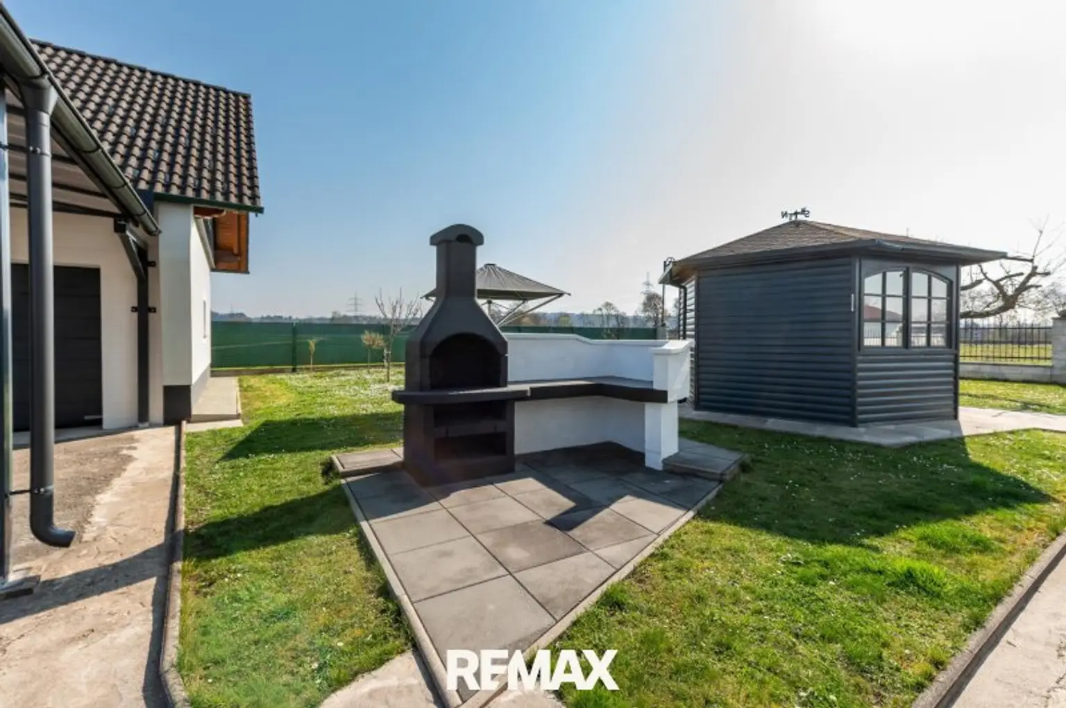 Gemauerter Grill und Pavillon