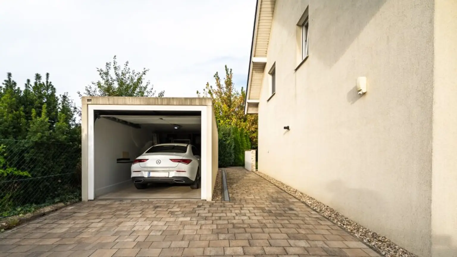 ! "take your bags and move in" ! 4,5 Zimmer, Terrasse, Garage & Pool! Grünruhelage!