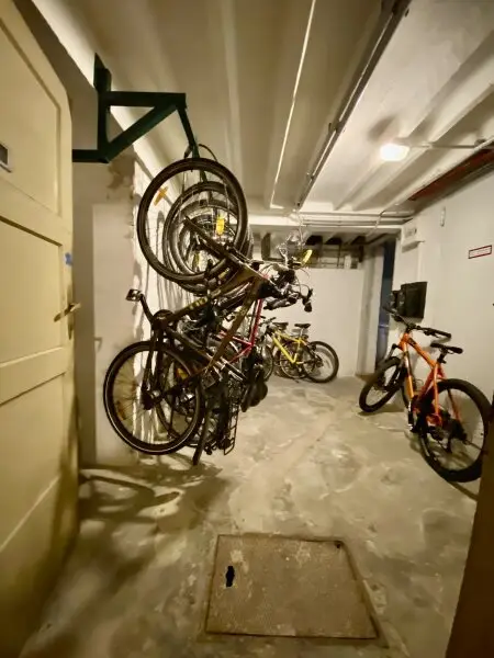 Wunderschöne 2 Zimmer Wohnung in ruhiger Seitenstraße zur Krottenbachstraße im 4. Liftstock