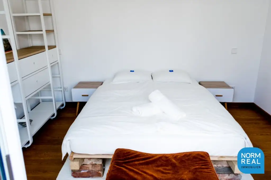 Komplett möblierte Dachgeschosswohnung mit Terrasse
