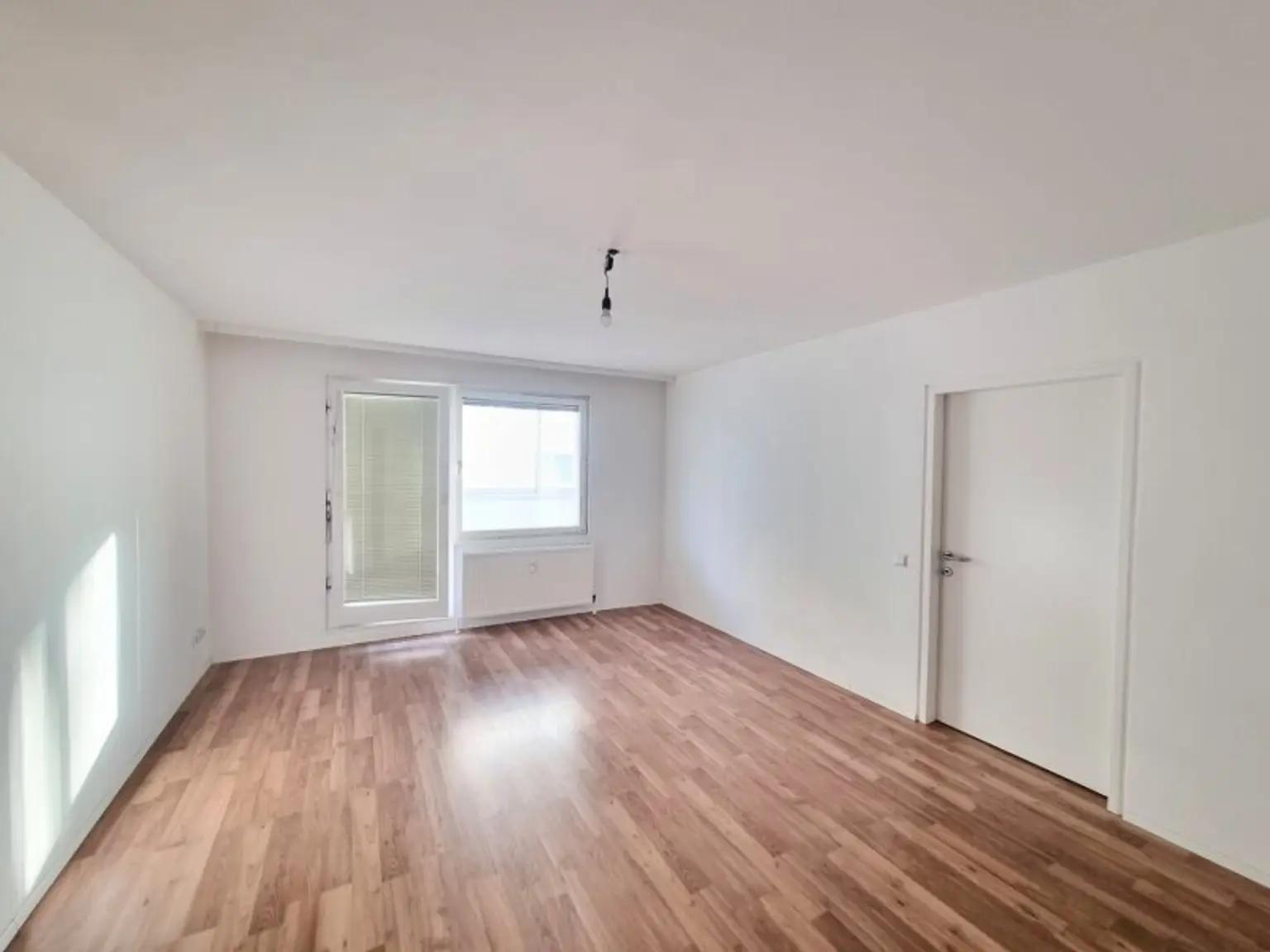 Wohnzimmer mit Zugang zur Loggia