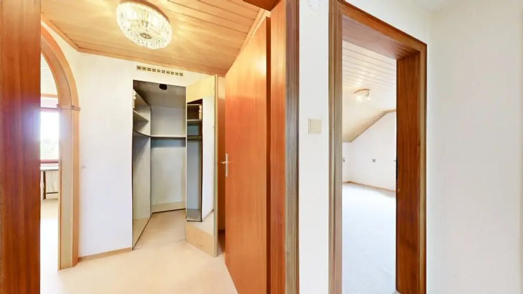 Bemerkenswertes Einfamilienhaus mit viel Entwicklungsmöglichkeit | Pool | Sauna | großer Garten