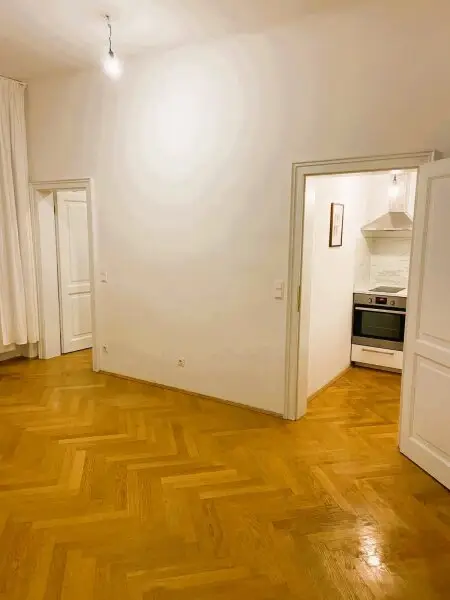 WOHNJUWEL: Elegante, modernisierte 2-Zimmer-Altbauwohnung in bester Lage ab sofort zu kaufen!