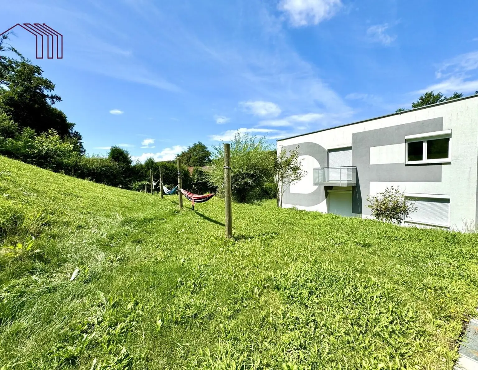 FERNBLICK: Geräumige 4-Zimmer-Wohnung mit mehreren Balkonen, Panoramablick und wunderschönem Allgemeingarten