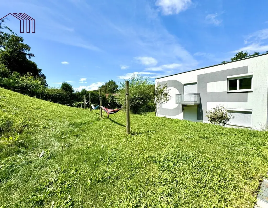 FERNBLICK: Geräumige 4-Zimmer-Wohnung mit mehreren Balkonen, Panoramablick und wunderschönem Allgemeingarten