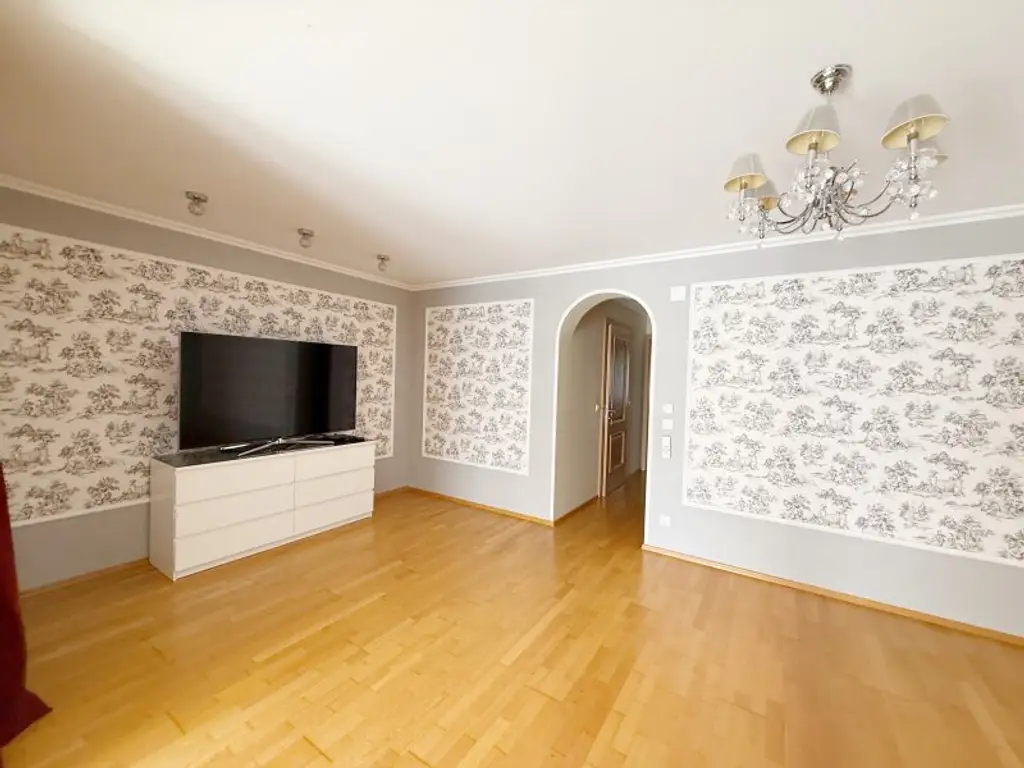 Move Right In: Fully Furnished Family Home in Weidling – 360 m²