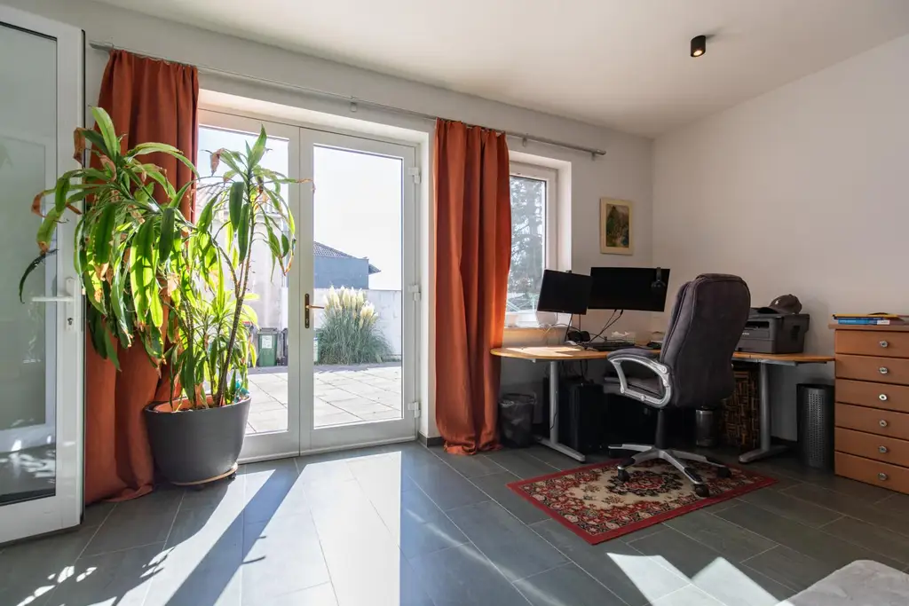 Vielseitiges Anwesen mit Wohn- und Geschäftshaus, Nebengebäuden & Garten