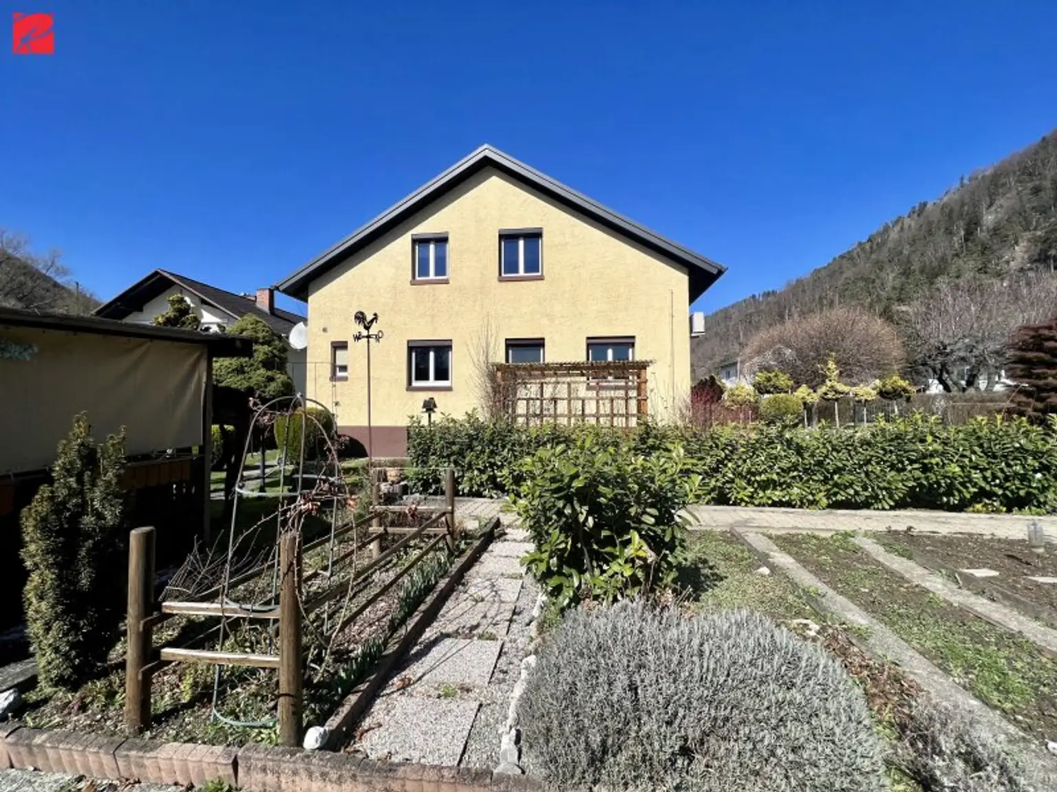 Idyllisches Einfamilienhaus mit Garten und TG!
