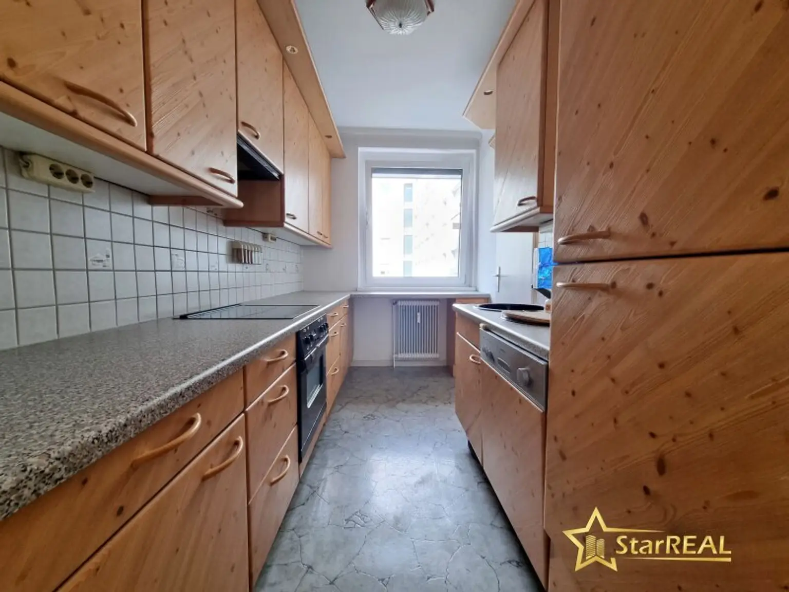 FERNWÄRME-HEIZUNG! ÄUSSERST GEPFLEGTE 3 ZIMMER-WOHNUNG IM 2. LIFTSTOCK. ZENTRALE, RUHIGE LAGE.