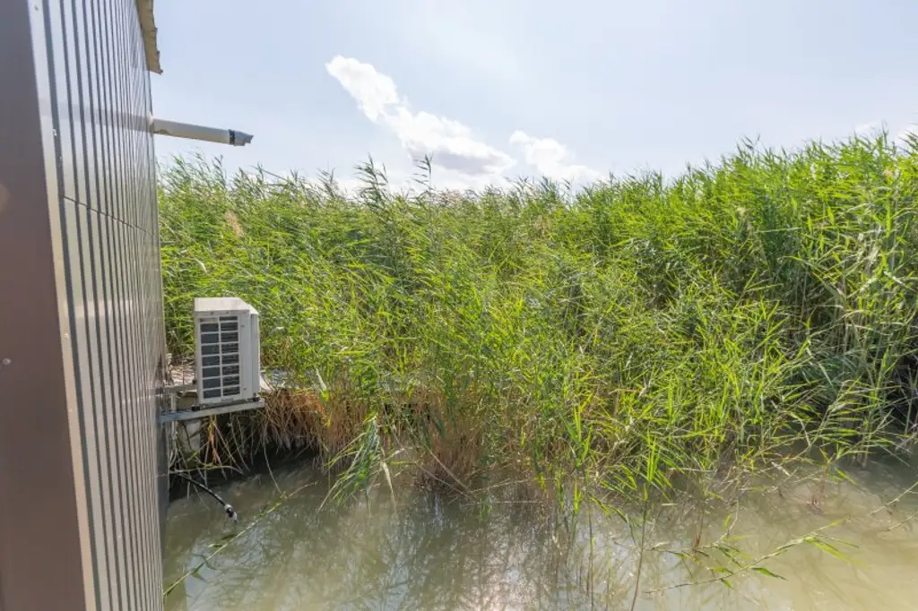 Neu adaptierte Spitzhütte in Toplage am offenen See