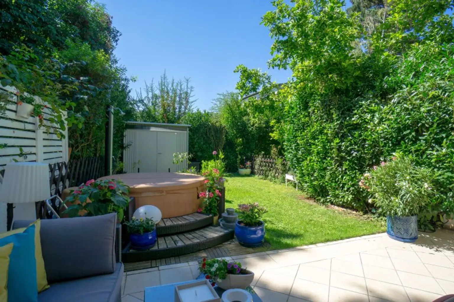 entzückender Garten mit Gerätehäuschen
