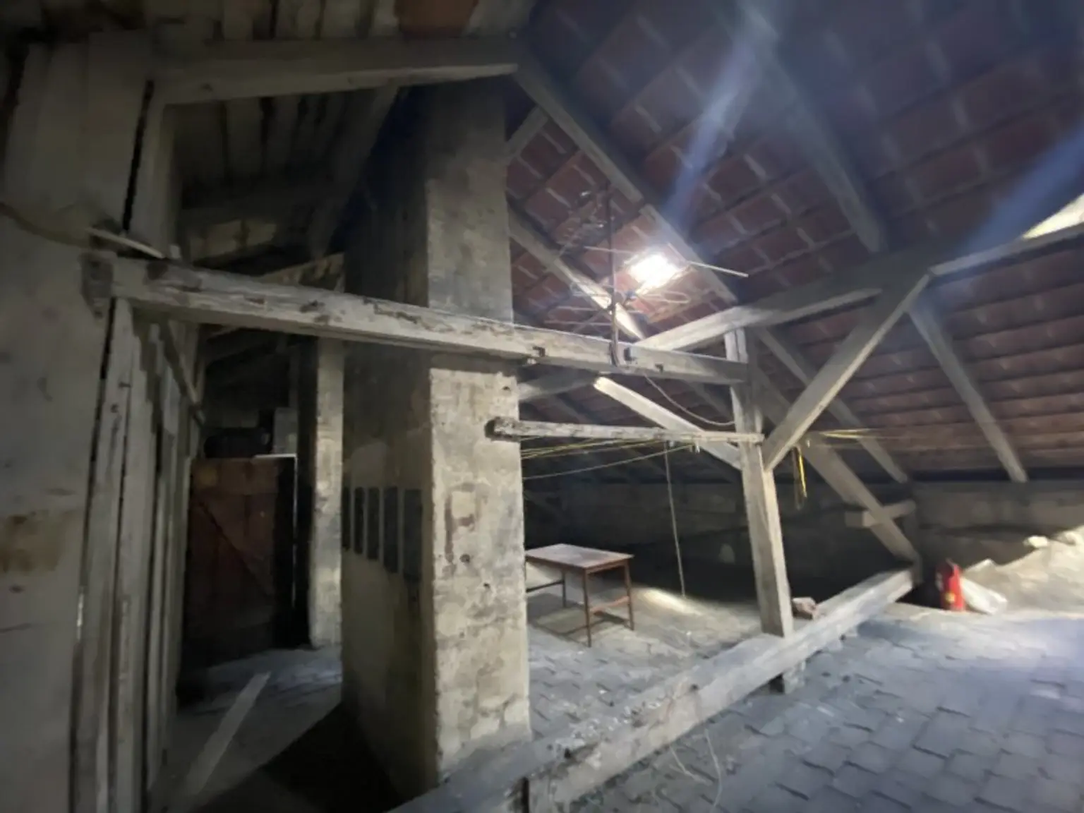 Mittelzinshaus mit bewilligten Dachbodenausbau
