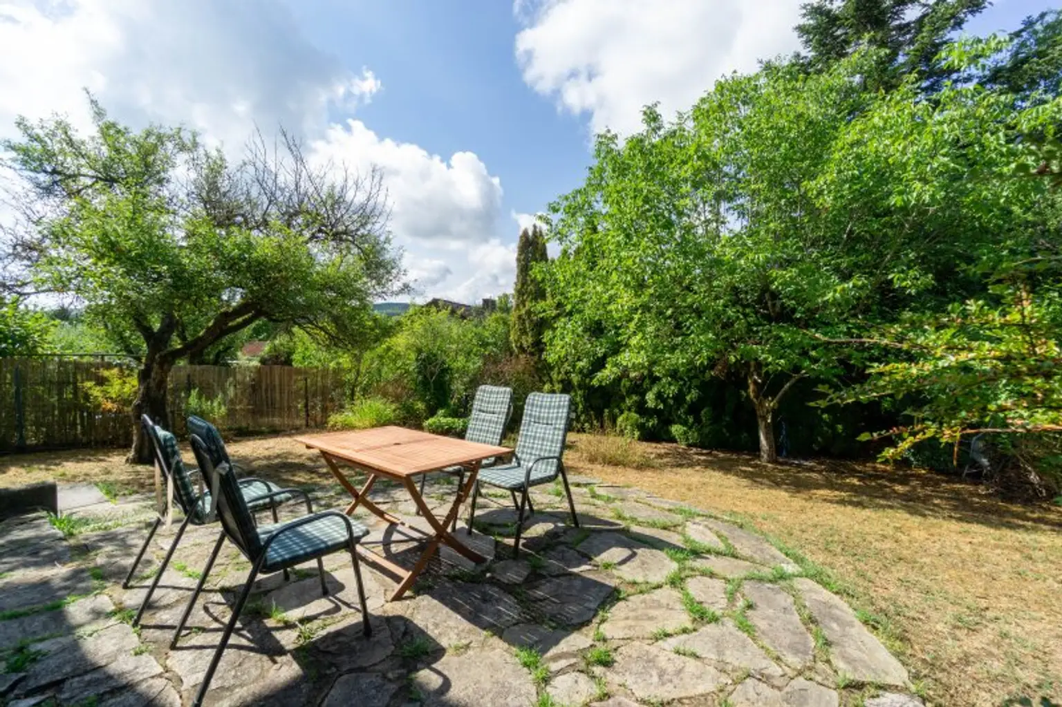 Terrasse und Garten nach Südwesten
