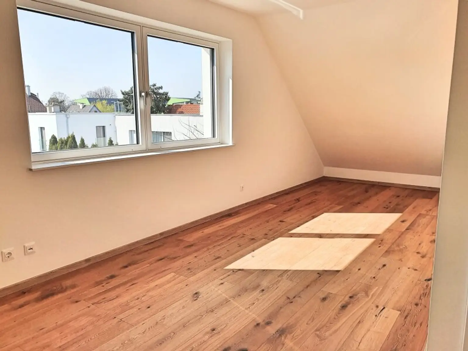 MODERNE DOPPELHAUSHÄLFTE IM NORDEN VON WIEN NÄHE U1 LEOPOLDAU.