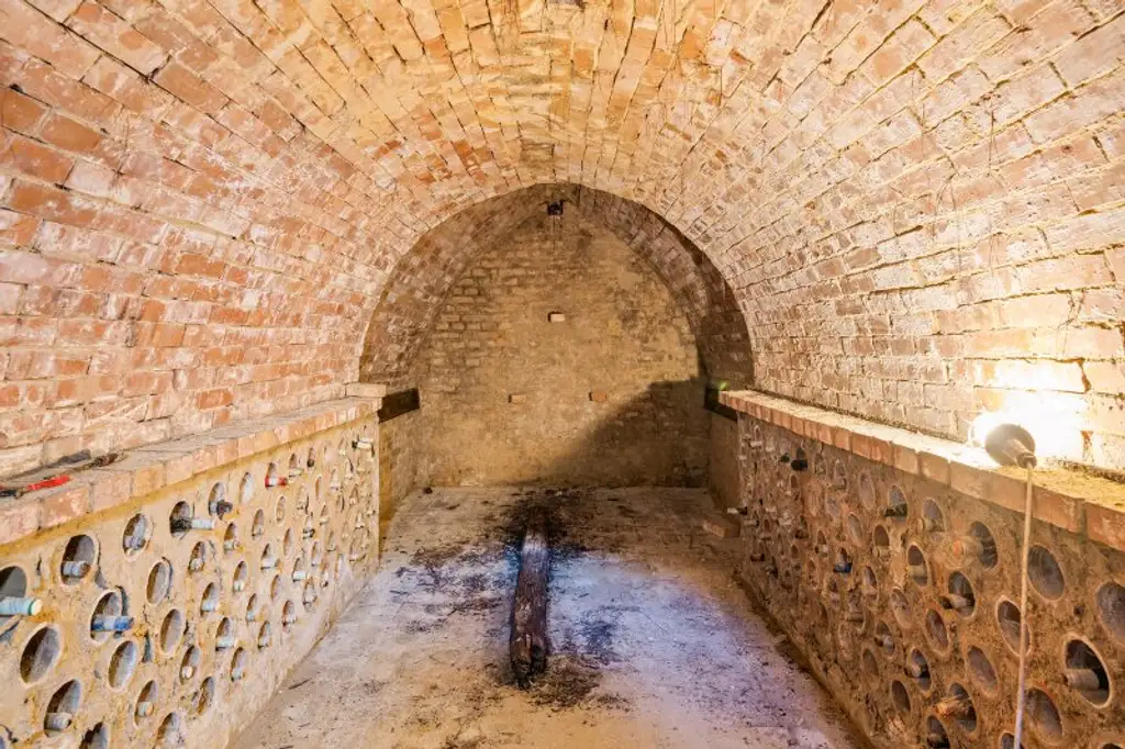 Großzügiges Anwesen mit WEITBLICK, historischer Weinpresse, Erdkellern und vielfältigen Nutzungsperspektiven